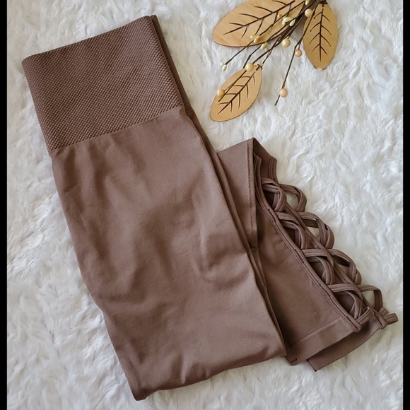 ZENANA OUTFITTERS Mocha tan cut out design leggings Small/Medium - Picture 2 of 4